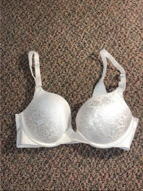 Secret Treasures White Lace Molded Underwire Bra